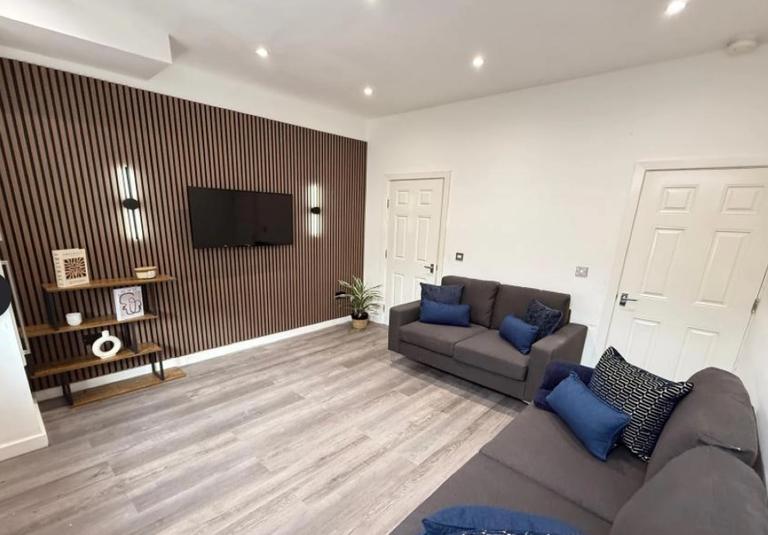 Welton Mount, Hyde Park, Leeds, LS6 1ET