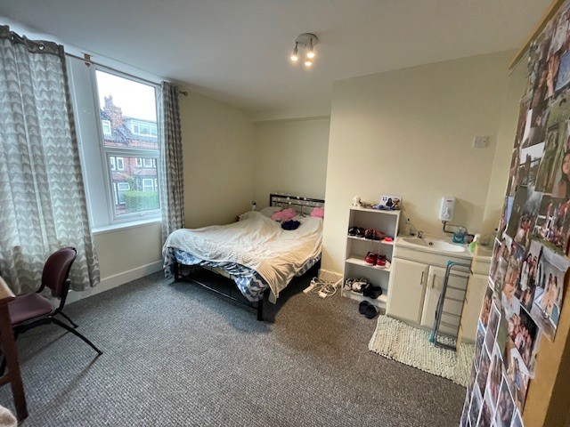 Headingley Mount, Headingley, Leeds, LS6 3EL