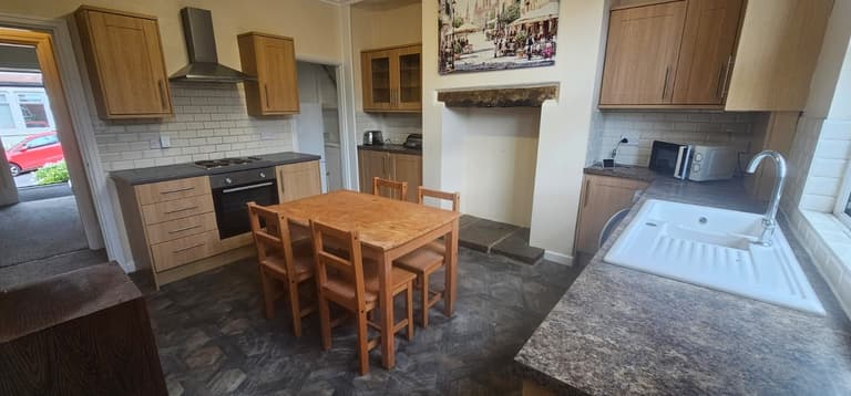 De Lacy Mount, Burley, Leeds, LS5 3JF De Lacy Mount, Burley, Leeds, LS5 3JF