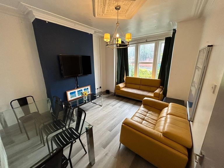 Headingley Mount, Headingley, Leeds, LS6 3EW