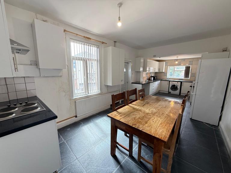 Harlaxton Drive, Lenton, Nottingham, NG7 1JE