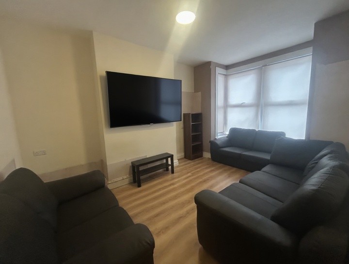 Richmond Mount, Hyde Park, Leeds, LS6 1DG