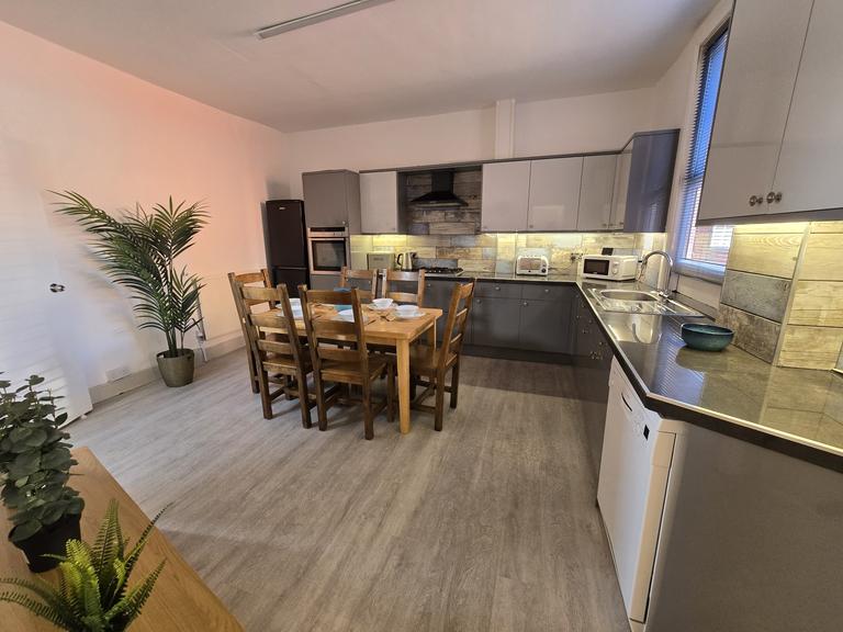 Norwood Grove, Hyde Park, Leeds, LS6 1DT