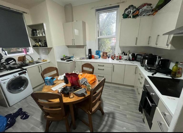 Ash Grove, Hyde Park, Leeds, LS6 1AY