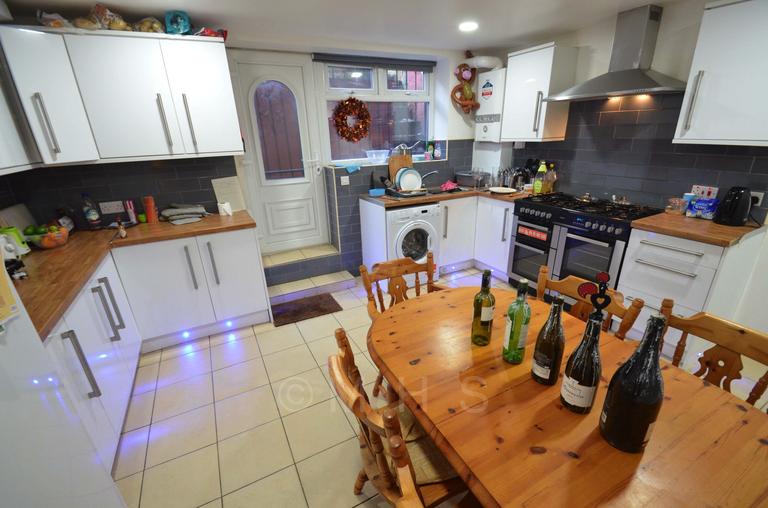 Brudenell Mount, Hyde Park, Leeds, LS6 1HS