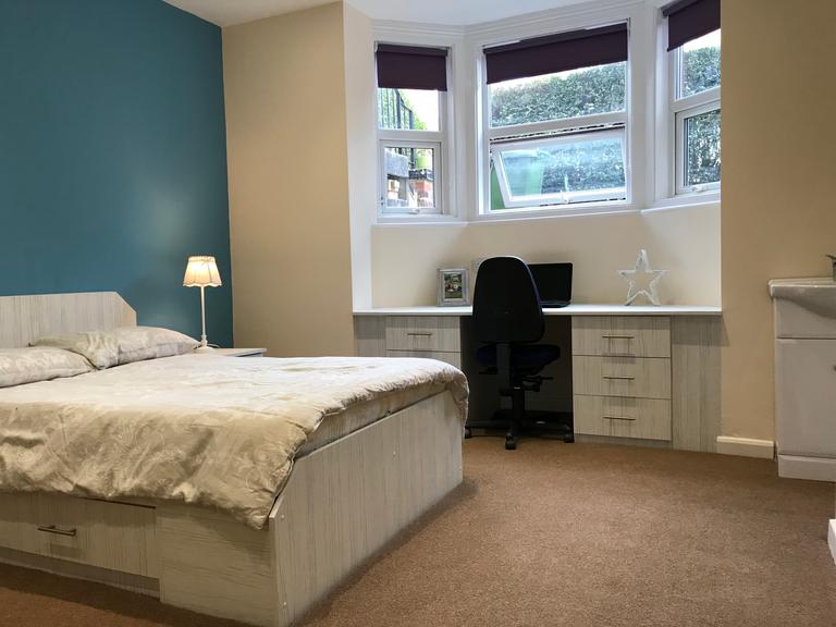 Brudenell Mount, Hyde Park, Leeds, LS6 1HT