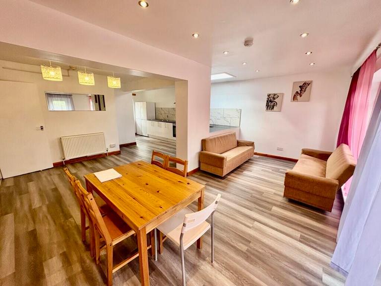 Middleton Boulevard, Lenton, Nottingham, NG8 1AA