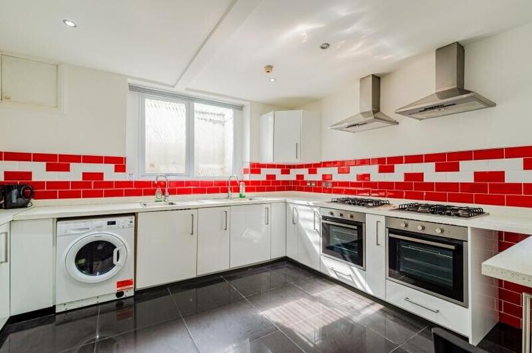 Wellington Square, Lenton, Nottingham, NG7 1NG