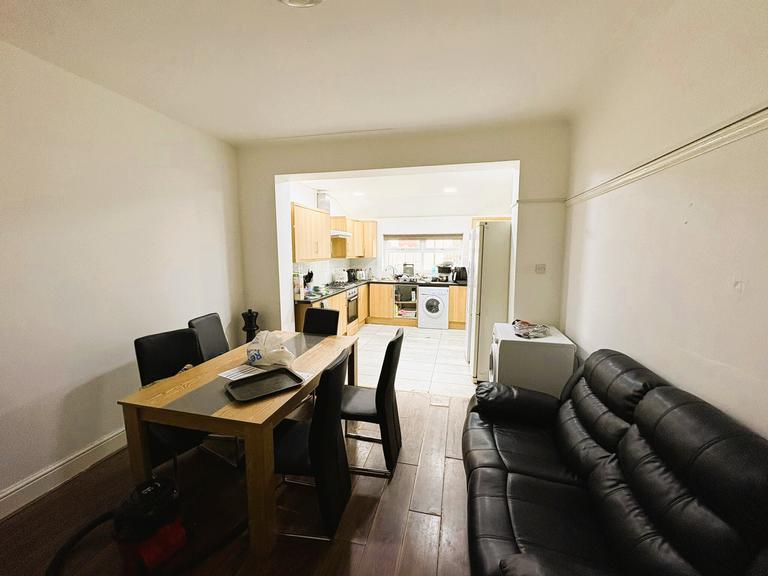 Beeston Road, Dunkirk, Nottingham, NG7 2JP