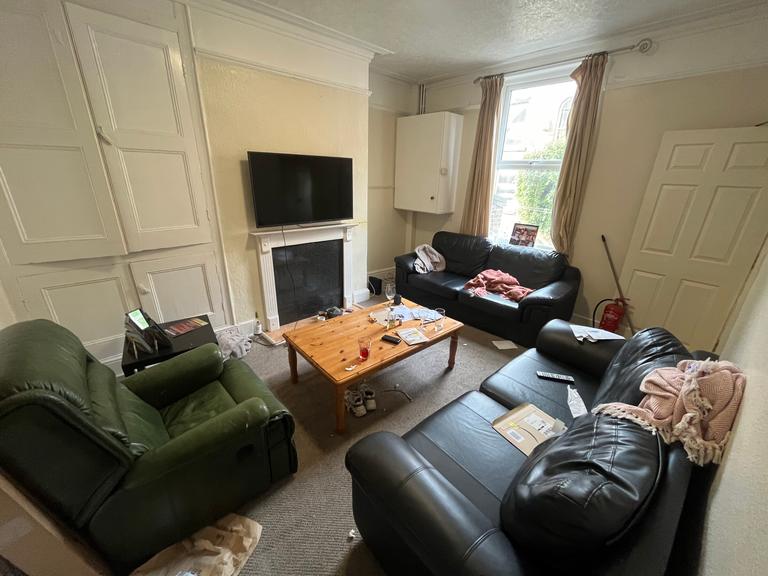 Delph Mount, Woodhouse, Leeds, LS6 2HS