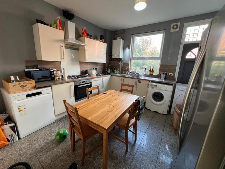 Welton Grove, Hyde Park, Leeds, LS6 1ES