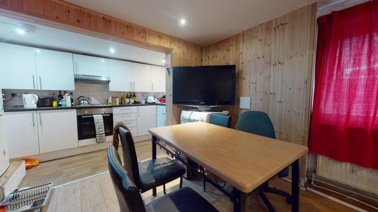 Royal Park Avenue, Hyde Park, Leeds, LS6 1EY