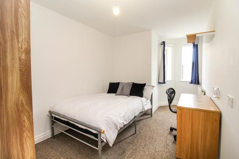 Hill Top Road, Hyde Park, Leeds, LS6 1PX