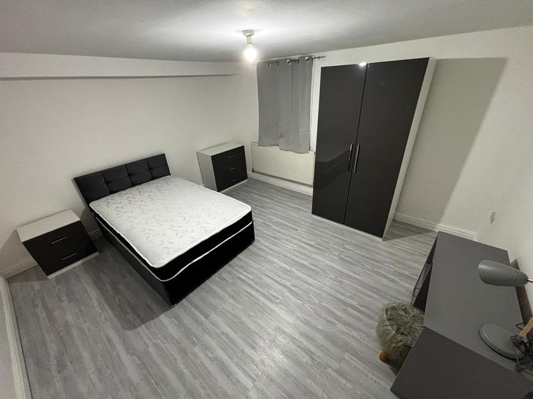Brudenell Mount, Hyde Park, Leeds, LS6 1HT