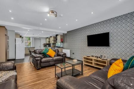 Hyde Park Road, Hyde Park, Leeds, LS6 1AG