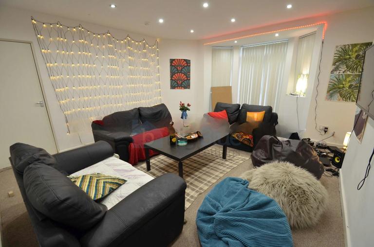 Ash Grove, Hyde Park, Hyde Park, Leeds, LS6 1AX