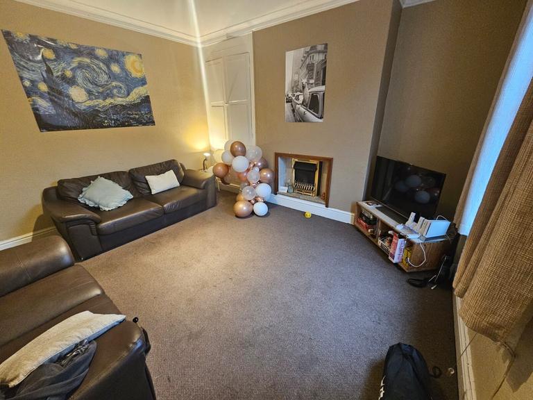 5 bedroom house for rent Hessle Walk, Leeds, LS6 1EJ UniHomes