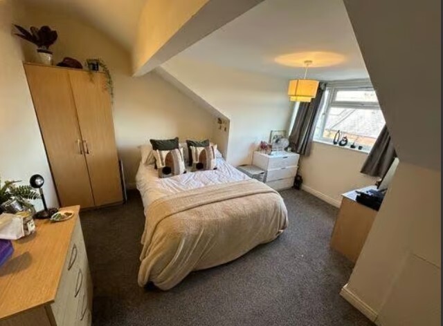 Mayville Place, Hyde Park, Leeds, LS6 1NE