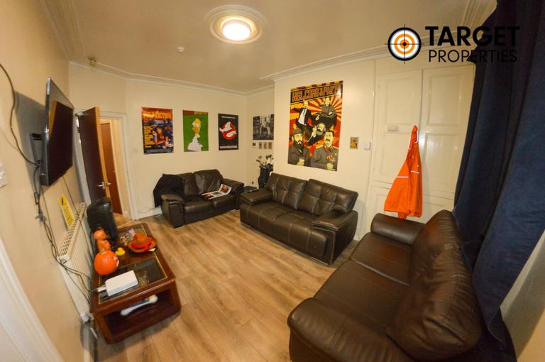 Hessle Terrace, Close To 24/7 Sainsbury & Hyde Park Cinema, Hyde Park, Leeds, LS6 1EQ