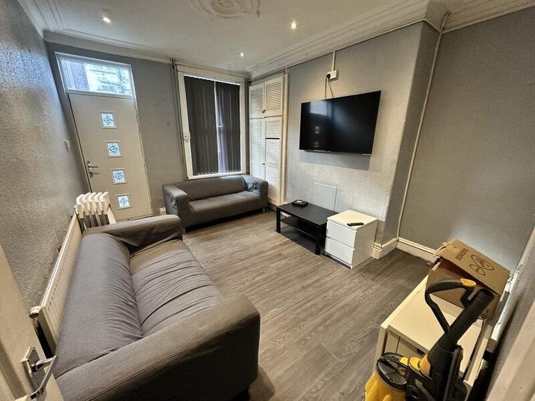 Queens Road, Hyde Park, Leeds, LS6 1HU