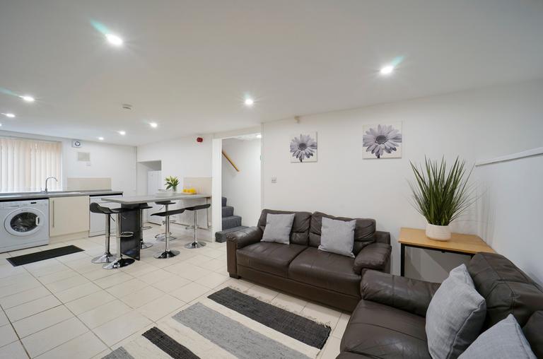 Delph Mount, Woodhouse, Leeds, LS6 2HS