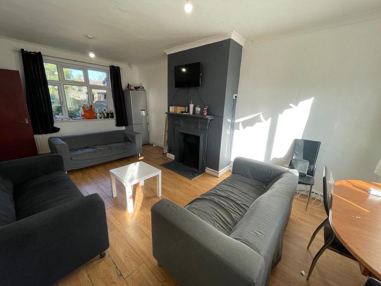 Ash Road, Headingley, Leeds, LS6 3EZ