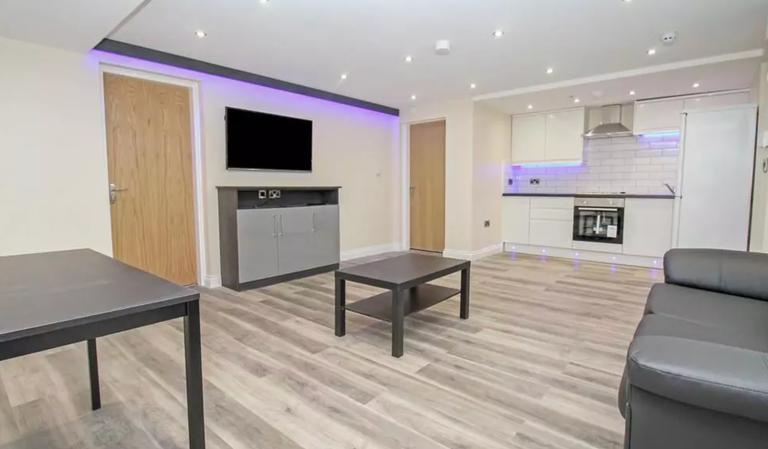 Ashwood Terrace, Hyde Park, Leeds, LS6 2EH