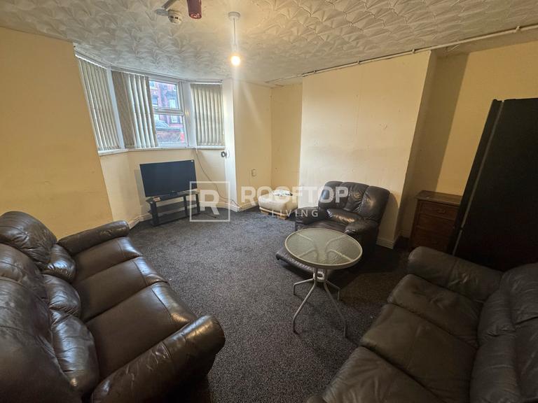 Brudenell Mount, Hyde Park, Leeds, LS6 1HT