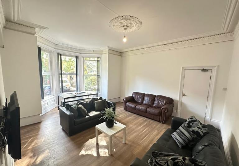 Kensington Terrace, Hyde Park, Leeds, LS6 1BE