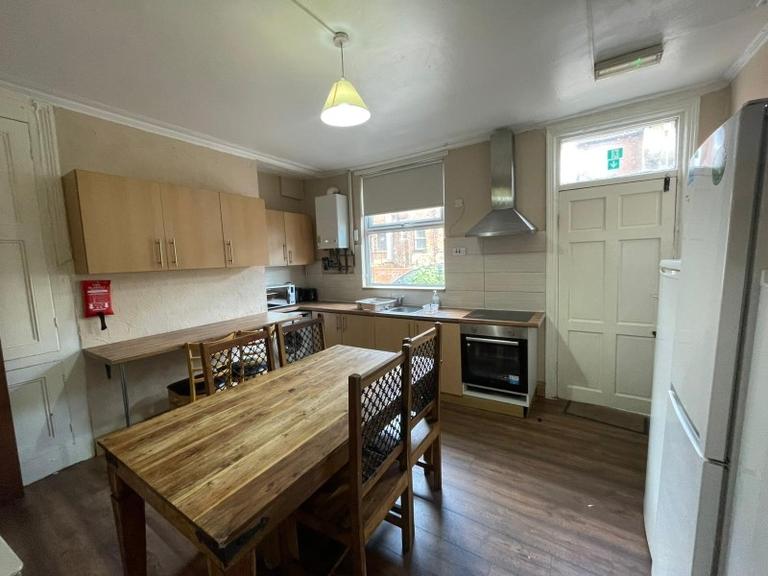 Brudenell Mount, Hyde Park, Leeds, LS6 1HS