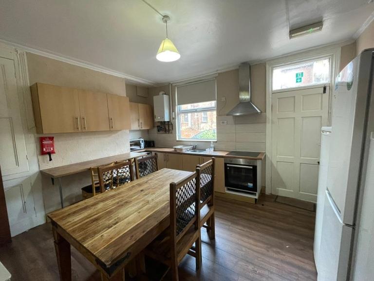 Brudenell Mount, Hyde Park, Leeds, LS6 1HS