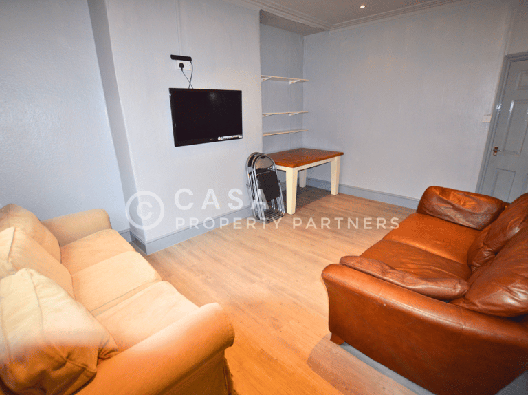 Welton Mount, Hyde Park, Leeds, LS6 1EW