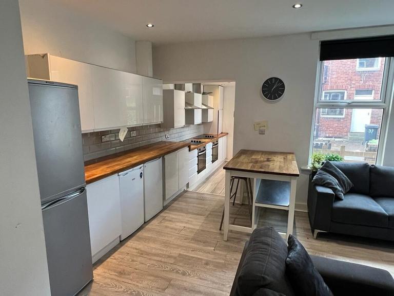 Headingley Mount, Headingley, Leeds, LS6 3EL