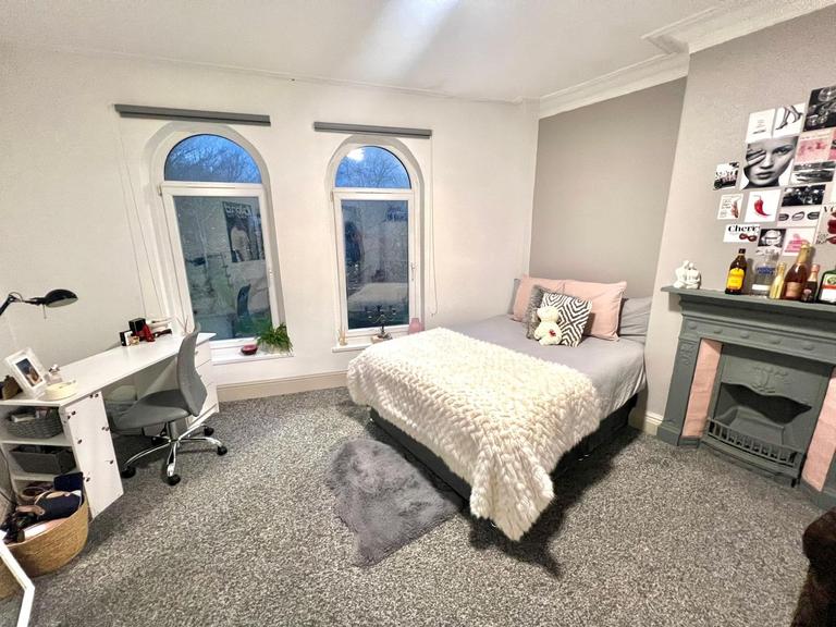 The Crescent, Hyde Park, Leeds, LS6 2NW