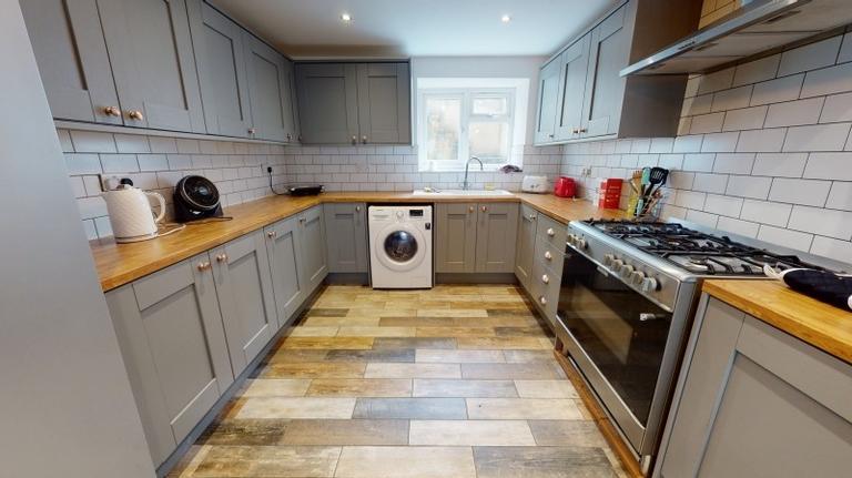 Royal Park Avenue, Hyde Park, Leeds, LS6 1EY