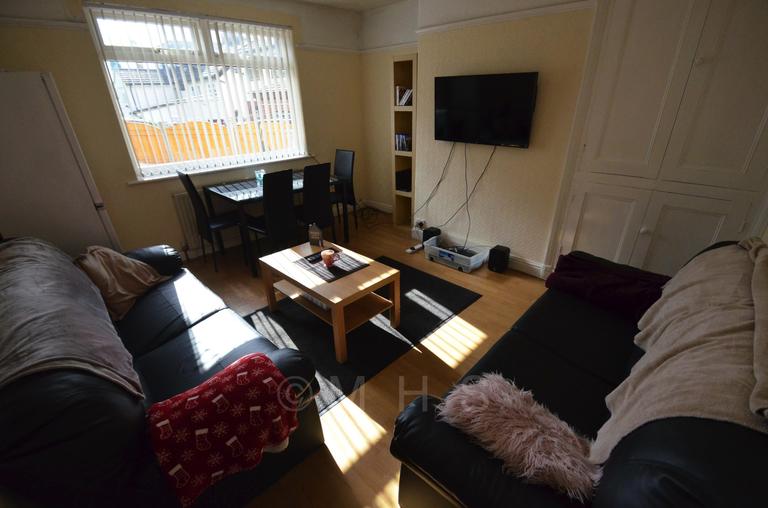 Walmsley Road, Hyde Park, Leeds, LS6 1NG