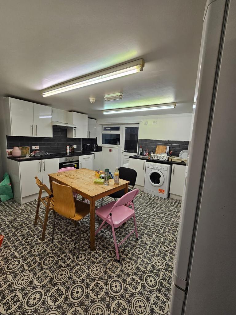 Ash Road, Headingley, Leeds, LS6 3JF