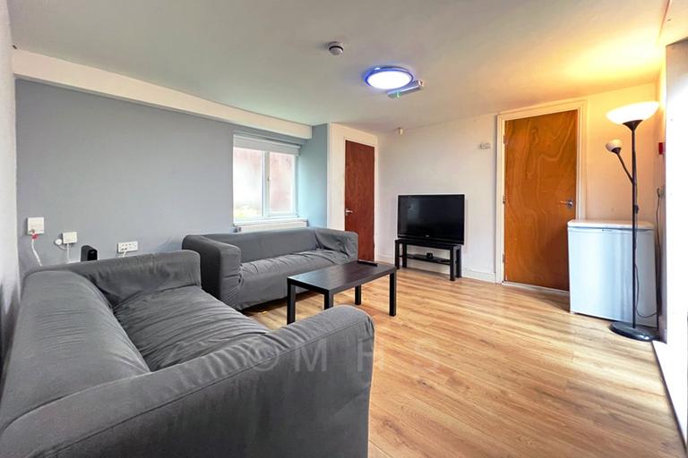 Cardigan Road, Hyde Park, Leeds, LS6 1EB