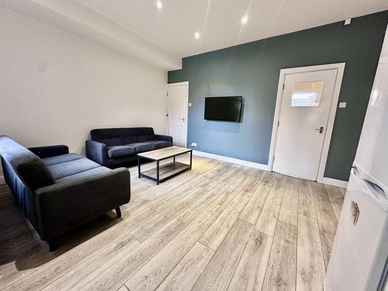 Cross Chapel Street, Headingley, Leeds, LS6 3JE