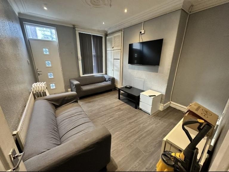 Queens Road, Hyde Park, Leeds, LS6 1HU