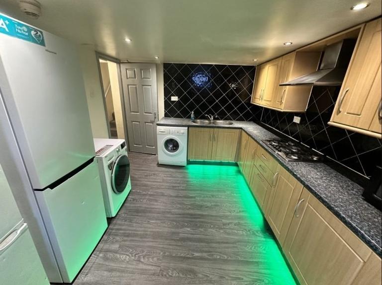 Welton Mount, Hyde Park, Leeds, LS6 1ET