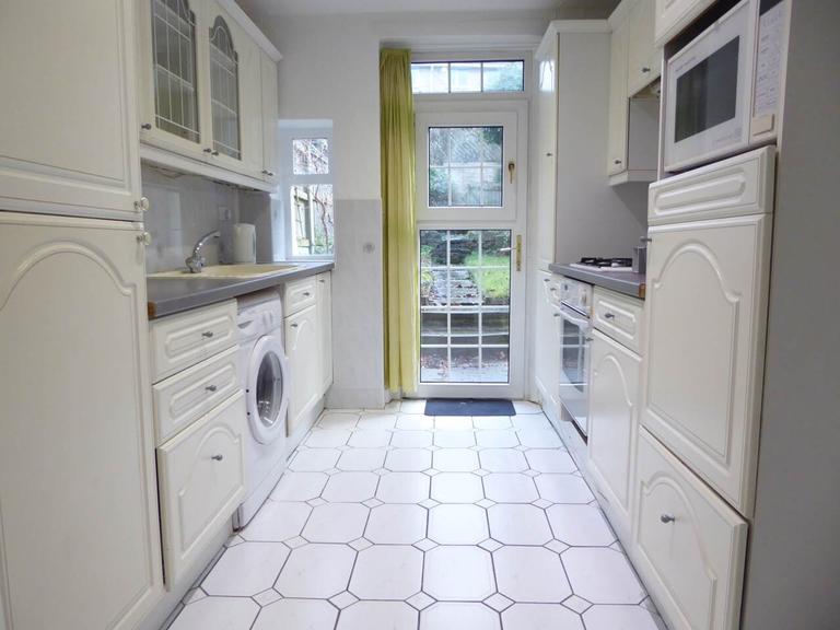 Dog Kennel Bank, Moldgreen, Huddersfield, HD5 8JB