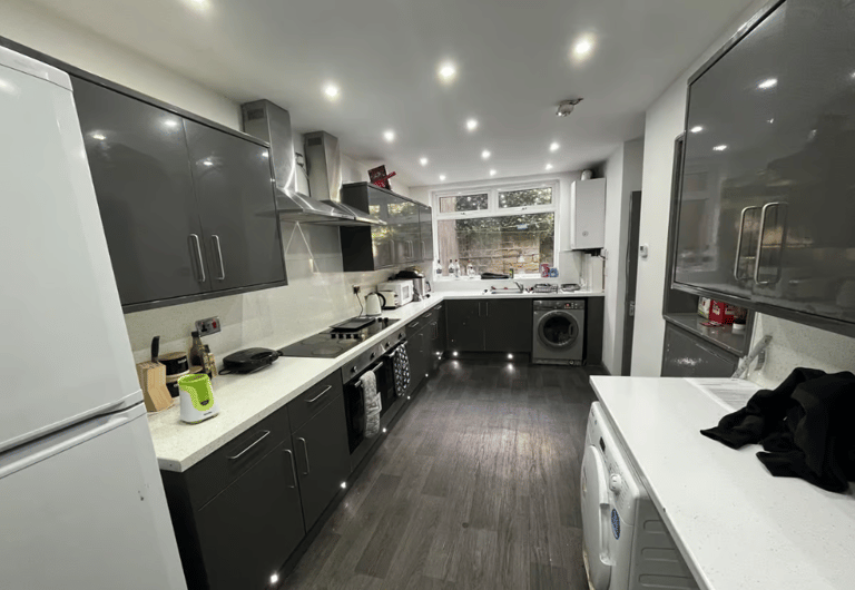 Grosvenor Road, Hyde Park, Leeds, LS6 2DZ