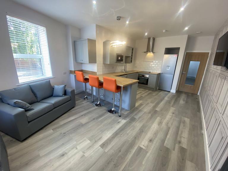 3 bedroom apartment for rent 56 Cottingham Road, Hull, HU6 7RA UniHomes