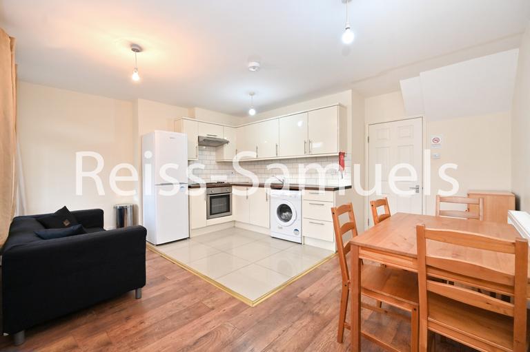 4 bedroom apartment for rent Forsyth Gardens, London, SE17 3NE UniHomes